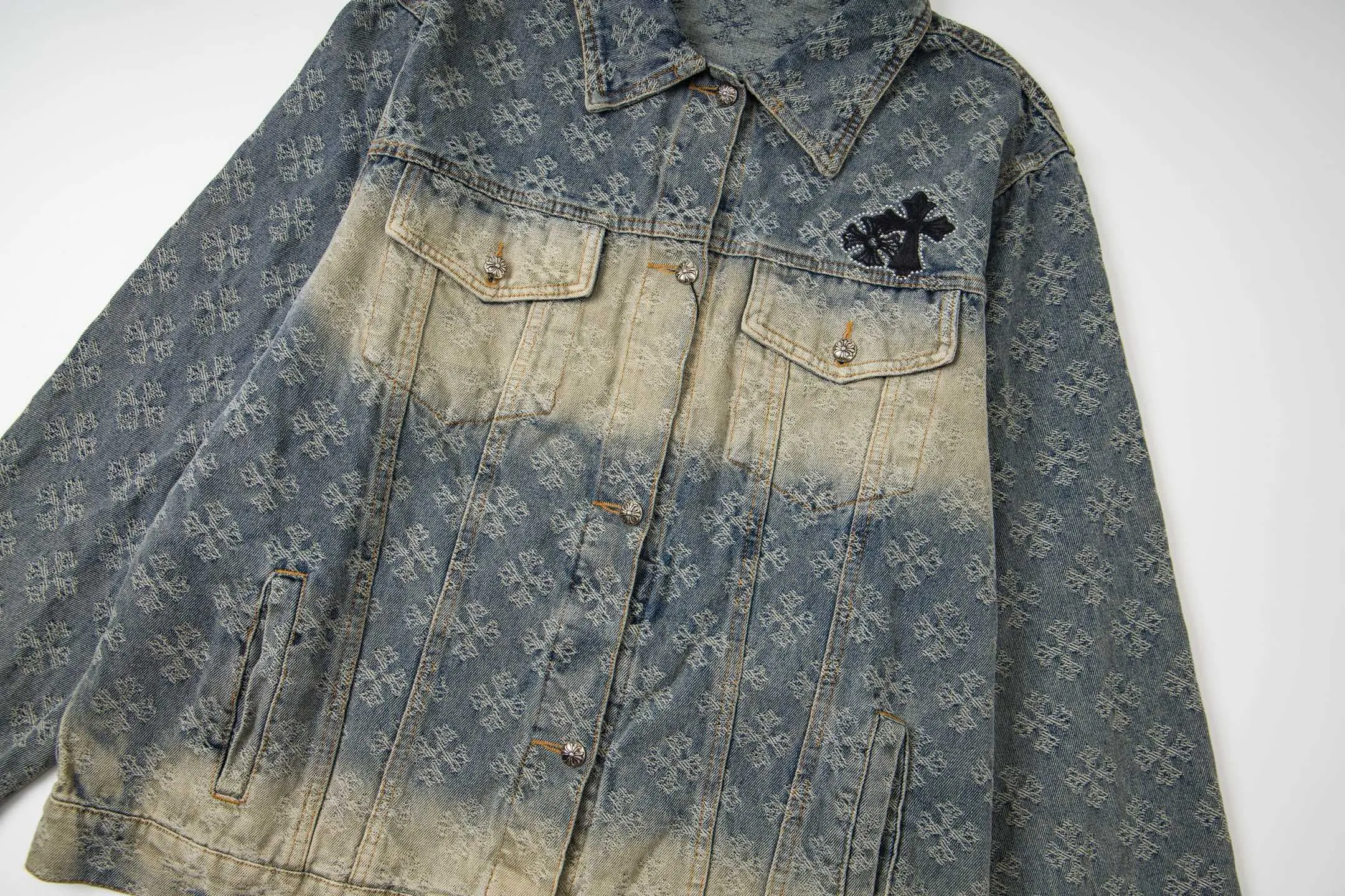 P340 Style No.: Y194 ChromeHearts heavy-duty steel-printed classic Sanskrit all-over jacquard hot-drilled denim jacket for men and women. New ChromeHearts Sanskrit printed custom fabric jacket. Gradient color wash, hot-drilled cross denim jacket on the back. A very heavy-duty one. The top is made of heavy weight. Presbyopia is suitable for early autumn outings. The denim fabric can be directly machine washed without deformation. Washing and distressing also give a sense of high-end. Power style wear, follow the photo and mirror. The gradient color is super high-end 💕 Each diamond shines with a unique light, as if telling a fashion story ✨ The steel-printed jacquard adds a three-dimensional and artistic sense, making this jacket instantly unique. Size:s m l xl